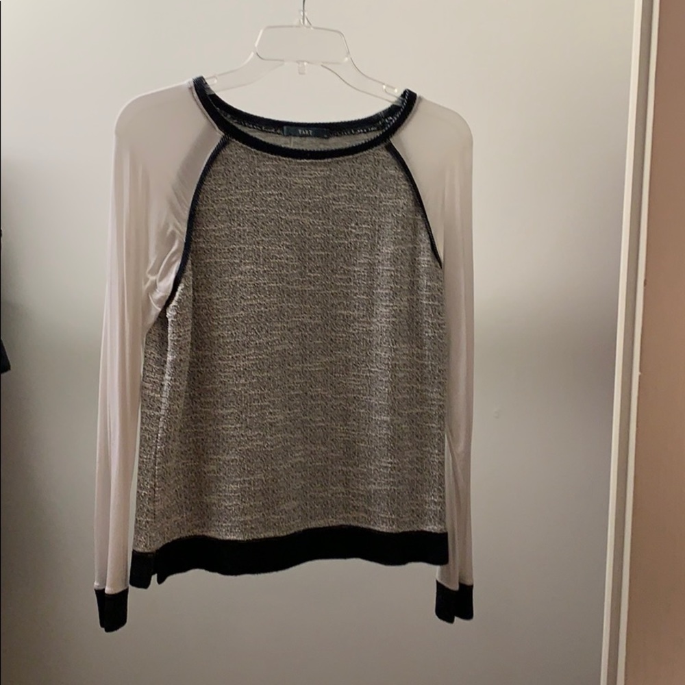 Tart gray/white/black long sleeved sweater